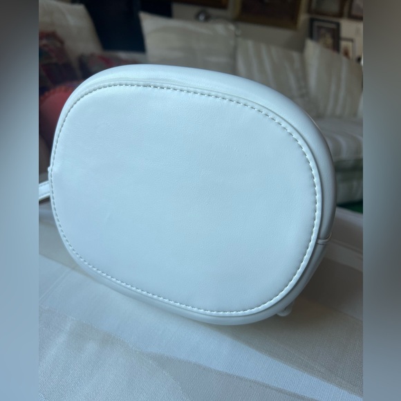 NEW JW PEI YULIA FAUX LEATHER BUCKET COLOR IVORY. Two straps removables - Picture 4 of 15